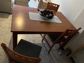 Mesa de madera con 4 sillas