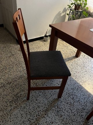 Mesa de madera con 4 sillas