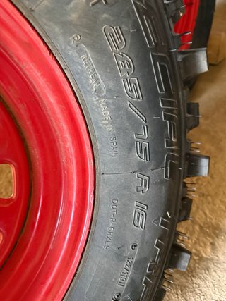 Llantas 33” con neumáticos desplazadas