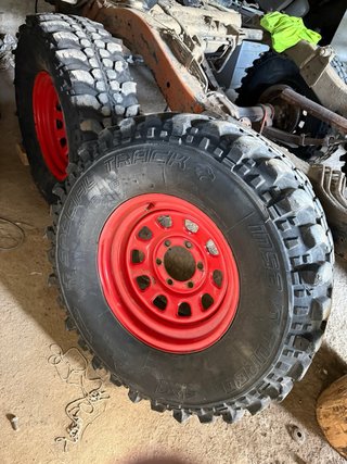 Llantas 33” con neumáticos desplazadas