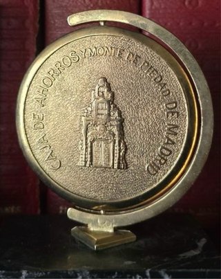 Medalla antigua Caja Ahorros Madrid base mármol