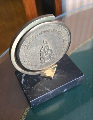 Medalla antigua Caja Ahorros Madrid base mármol