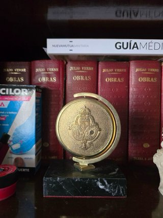 Medalla antigua Caja Ahorros Madrid base mármol
