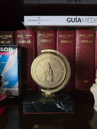 Medalla antigua Caja Ahorros Madrid base mármol
