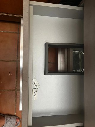 Mueble de baño con lavabo y grifo