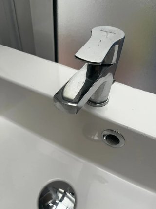 Mueble de baño con lavabo y grifo