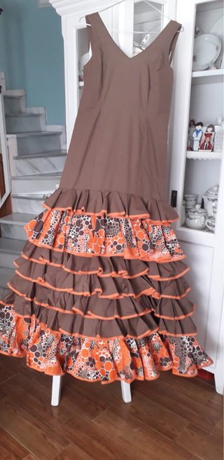 Traje de flamenca volantes marrón y naranja