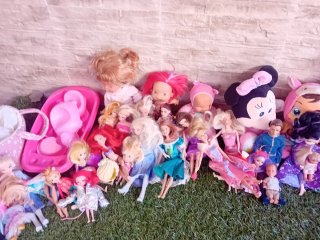 Lote de muñecas y accesorios