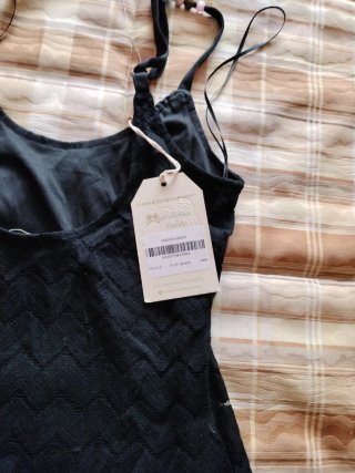 Vestido Camaleonica Negro con Pluma Rosa