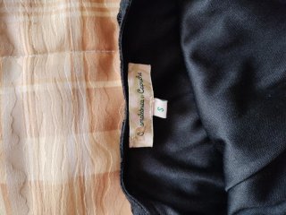 Vestido Camaleonica Negro con Pluma Rosa