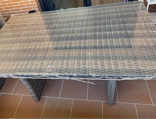 Tavolo da giardino in rattan e vetro