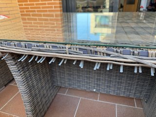 Tavolo da giardino in rattan e vetro