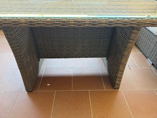 Tavolo da giardino in rattan e vetro