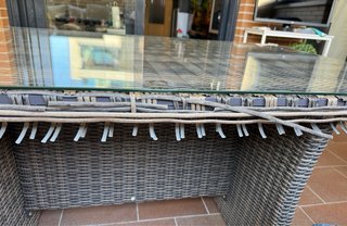Tavolo da giardino in rattan e vetro