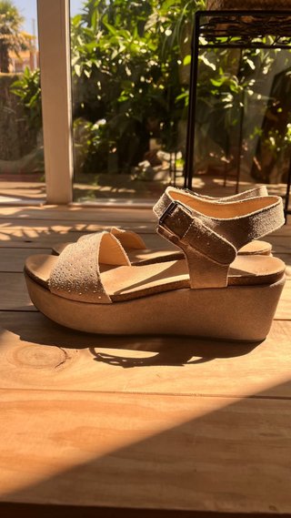 Sandalias Geox Plataforma Beige con Brillantes