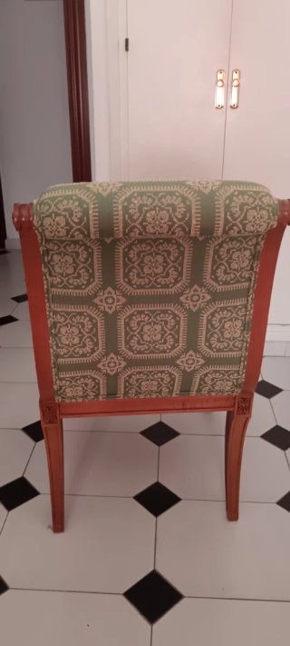 Dos butacas de madera y tela con estampado.