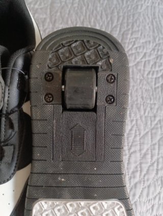 Zapatillas negras y blancas, con ruedas