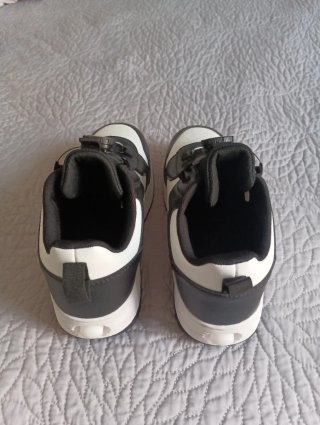 Zapatillas negras y blancas, con ruedas