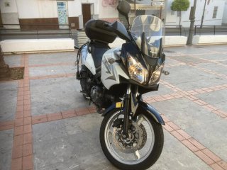 Suzuki V-Strom Moto Adventure Negra y Blanca