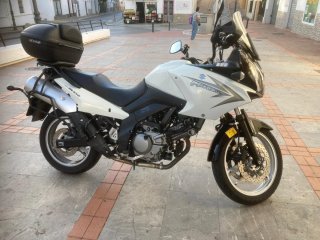 Suzuki V-Strom Moto Adventure Negra y Blanca