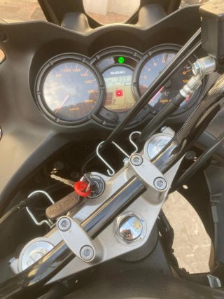 Suzuki V-Strom Moto Adventure Negra y Blanca