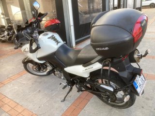Suzuki V-Strom Moto Adventure Negra y Blanca