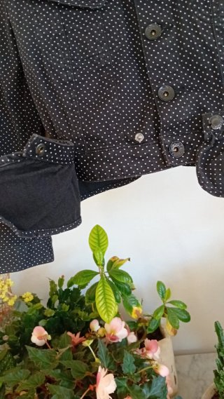 Cazadora negra con fino lunar blanco