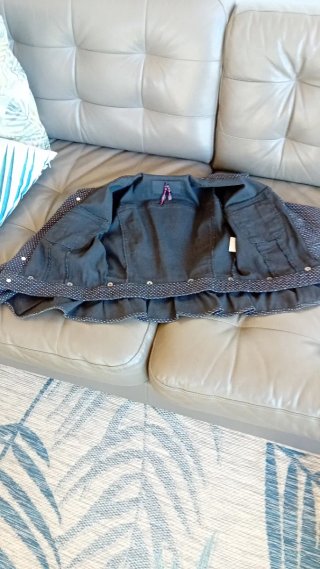 Cazadora negra con fino lunar blanco