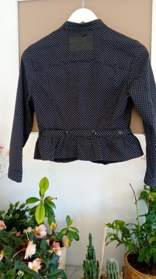 Cazadora negra con fino lunar blanco