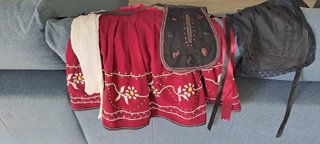 Traje Regional: Falda, Medias y 2 Mandiles