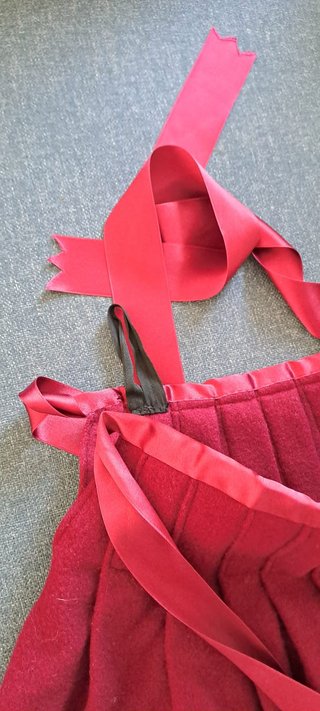 Traje Regional: Falda, Medias y 2 Mandiles