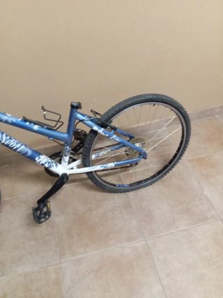 Bicicleta azul con detalles blancos Modelo:femenin