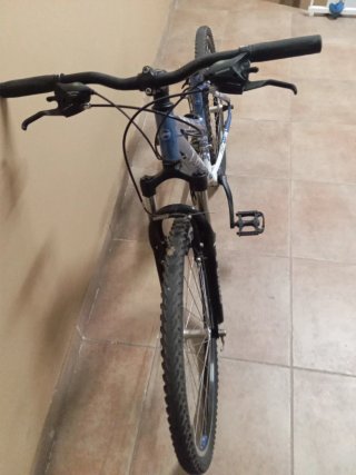 Bicicleta azul con detalles blancos Modelo:femenin