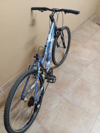 Bicicleta azul con detalles blancos Modelo:femenin