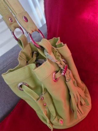 Borsa a secchiello verde con frange