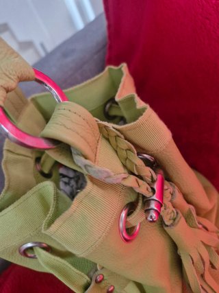 Borsa a secchiello verde con frange