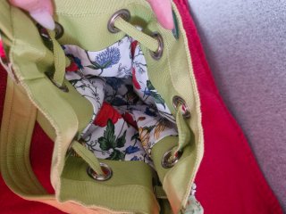 Borsa a secchiello verde con frange