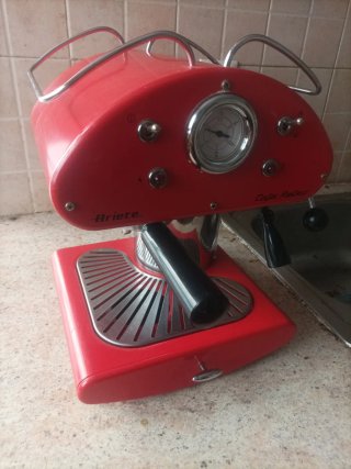 Macchina da caffè espresso rossa in stile retrò