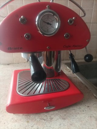 Macchina da caffè espresso rossa in stile retrò