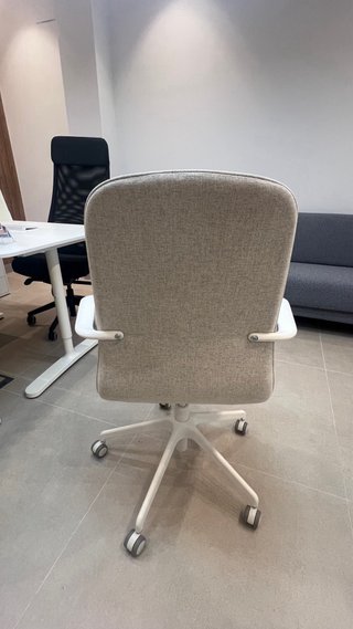 Silla de escritorio gris y blanca Ikea