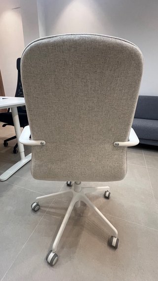 Silla de escritorio gris y blanca Ikea
