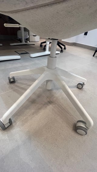 Silla de escritorio gris y blanca Ikea