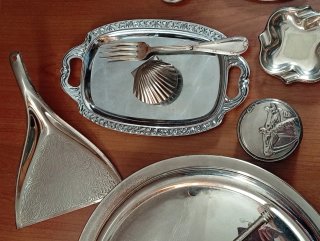Bandeja y cubiertos