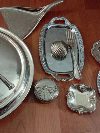 Bandeja y cubiertos
