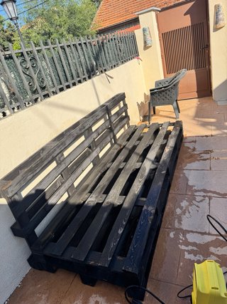 Sofá de palets restaurado se vende sin cojines