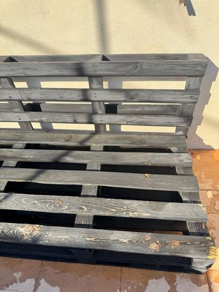 Sofá de palets restaurado se vende sin cojines