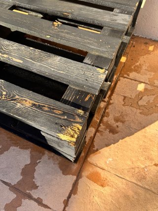 Sofá de palets restaurado se vende sin cojines