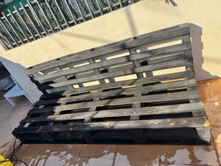 Sofá de palets restaurado se vende sin cojines