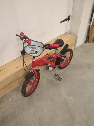 Bicicleta infantil roja
