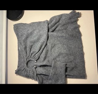 Top Zara palabra de honor con hebilla gris